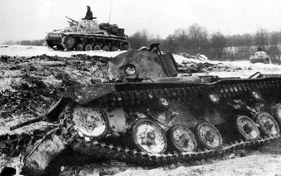 Английский танк Валентайн подбитый на подступах к Москве Ноябрь 1941 года - фото 171