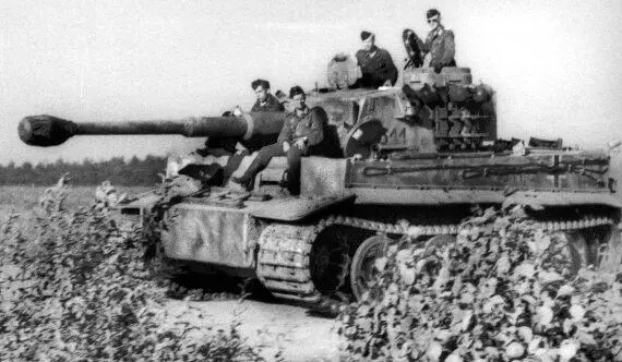 Тигр из состава 502го тяжелого танкового батальона на марше Район Невеля - фото 193