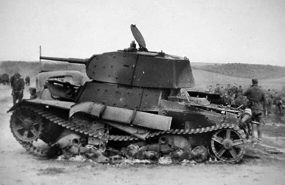 Подбитый легкий танк Т26 Восточный фронт 1941 год Как будто я сам не - фото 207
