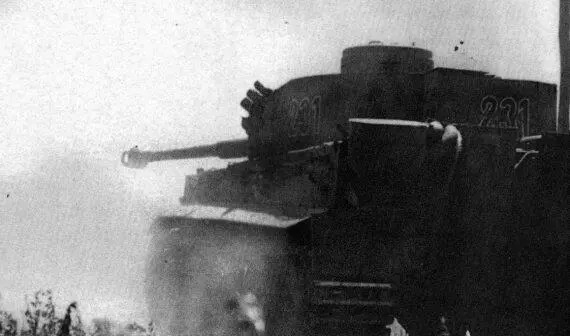 Тигр ведет огонь по советским танкам Операция Цитадель июль 1943 года - фото 217