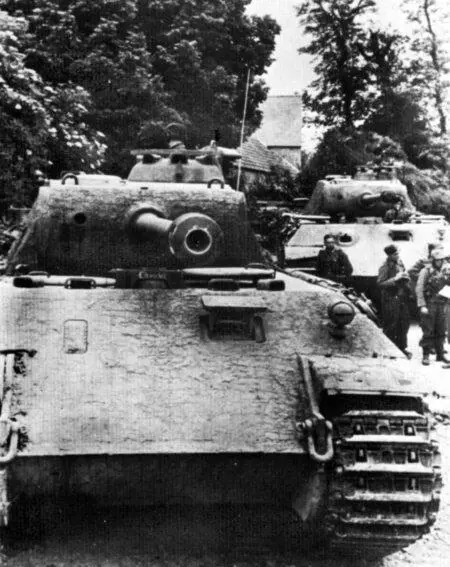 Пантеры перед атакой Нормандия июнь 1944 года Потом артиллерийским огнем - фото 251