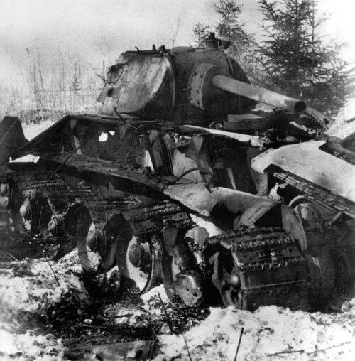 Подбитый танк Т34 Восточный фронт зима 1942 года Судя по разрушениям у - фото 261
