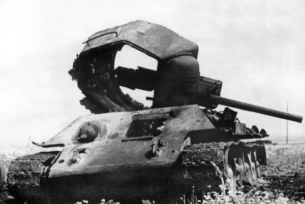 Боекомплект 76мм выстрелов в танке Т34 часто детонировал У этой машины - фото 13