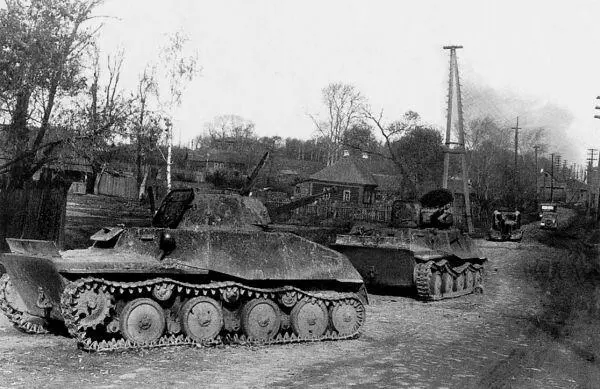 Подбитые советские легкие плавающие танки Т40 1941 год Английский танк - фото 18