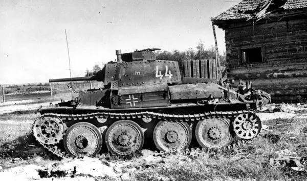 Pz38t AusfG из состава 20й танковой дивизии подбитый советской - фото 21