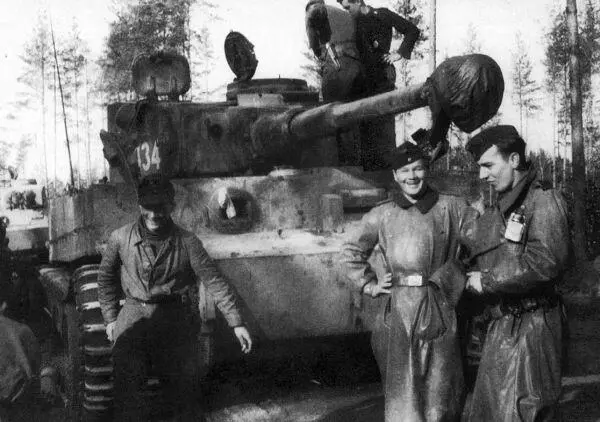 Танкисты 502го тяжелого танкового батальона в перерыве между боями Восточный - фото 32