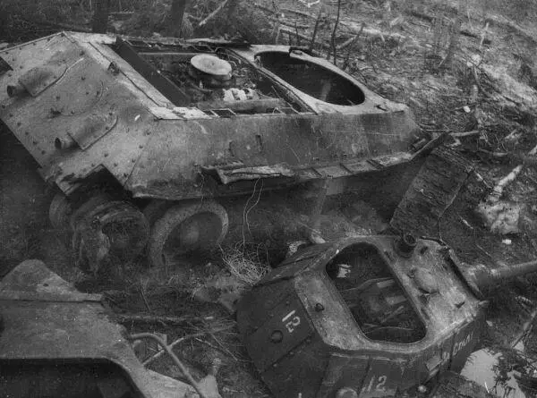 Башня этого танка Т34 сорвана внутренним взрывом Боекомплект 76мм выстрелов - фото 33