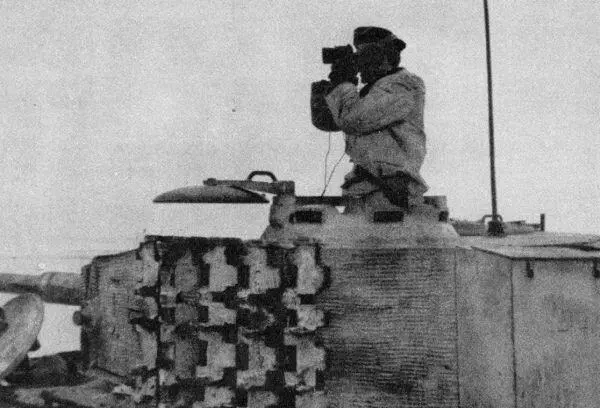 Командир танка Тигр ведет наблюдение за местностью Зима 1944 года - фото 45