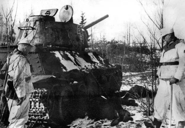 Немецкие офицеры осматривают подбитый танк Т34 Восточный фронт весна 1944 - фото 48