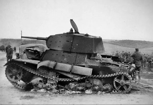 Подбитый легкий танк Т26 Восточный фронт 1941 год Как будто я сам не - фото 55