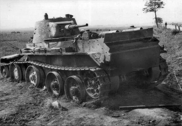 Подбитый и сгоревший легкий танк БТ7 Восточный фронт лето 1941 года - фото 58