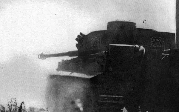 Тигр ведет огонь по советским танкам Операция Цитадель июль 1943 года - фото 65