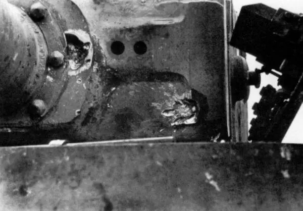 На башне этого Тигра отчетливо видны следы попаданий 76мм снарядов На - фото 70
