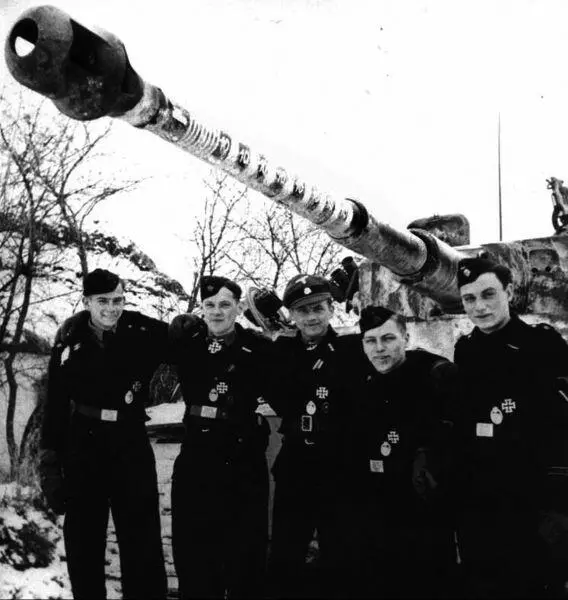 Экипаж Витмана позирует перед своим Тигром с 88 кольцами на стволе 30 января - фото 76