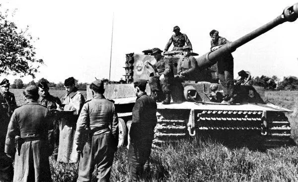 Постановка боевой задачи экипажам 101го тяжелого танкового батальона СС - фото 78