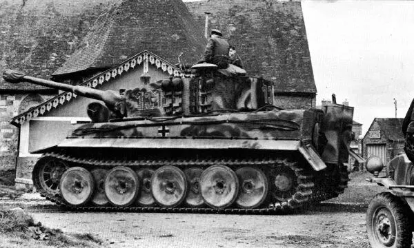Тигр 101го батальона СС во время марша к линии фронта Франция июнь 1944 - фото 81