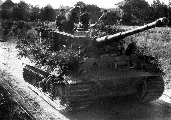 Один из танков 102го тяжелого танкового батальона СС выдвигается к линии - фото 94