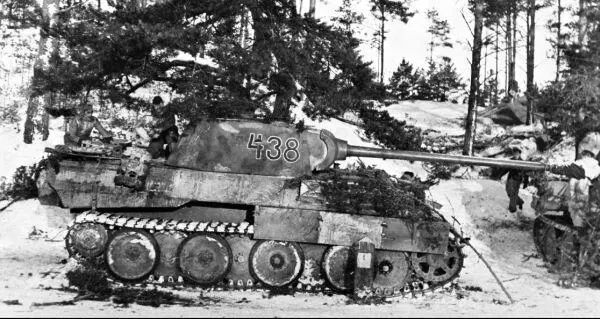 Пантера во время контрнаступления немецких войск в Арденнах Декабрь 1944 год - фото 101