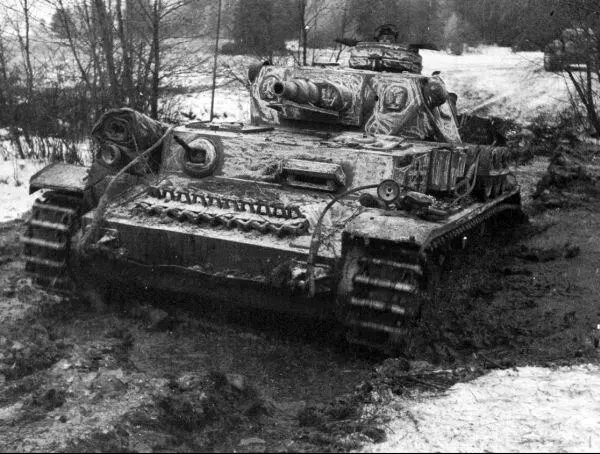 PzIV AusfF1 преодолевает российское бездорожье Зима 1942 года Примерно - фото 108