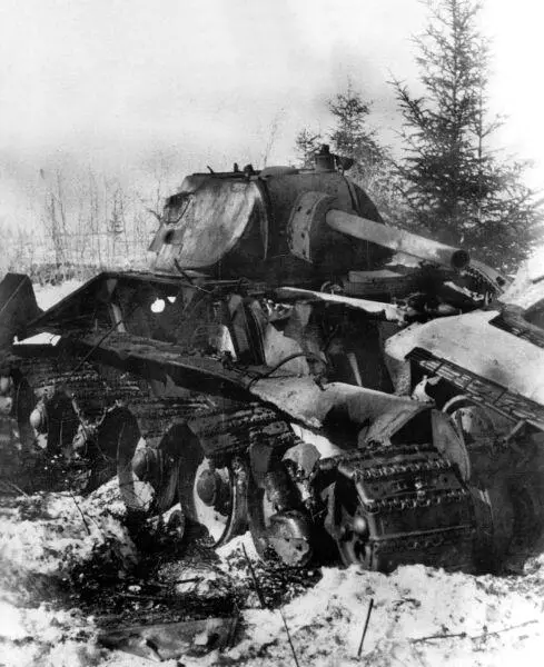 Подбитый танк Т34 Восточный фронт зима 1942 года Судя по разрушениям у - фото 109