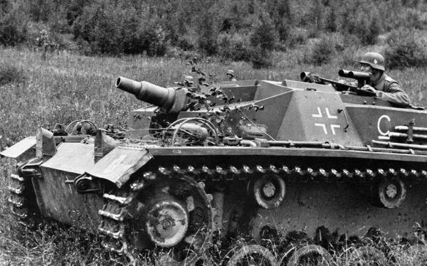 StuG III AusfD Хорошо видны головка перископического прицела и стереотруба - фото 118