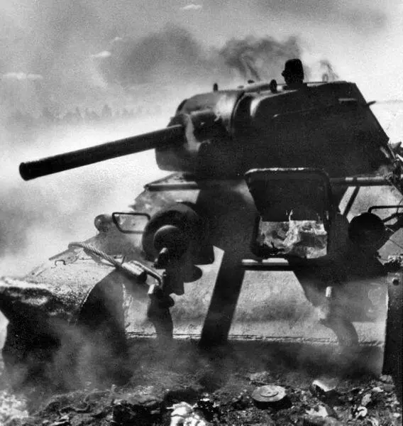 Горящий танк Т34 Курская дуга июль 1943 года На завершающем этапе войны - фото 123