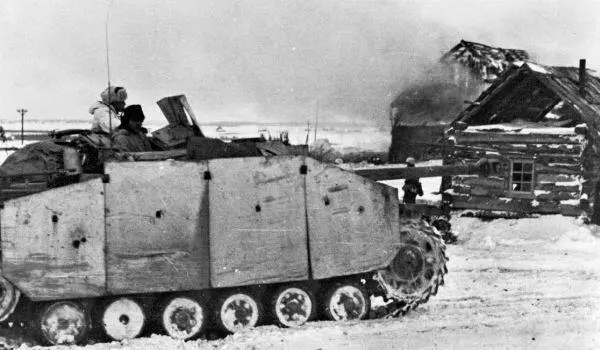 Штурмовое орудие StuG 40 AusfG ведет бой в русской деревне Восточный фронт - фото 126