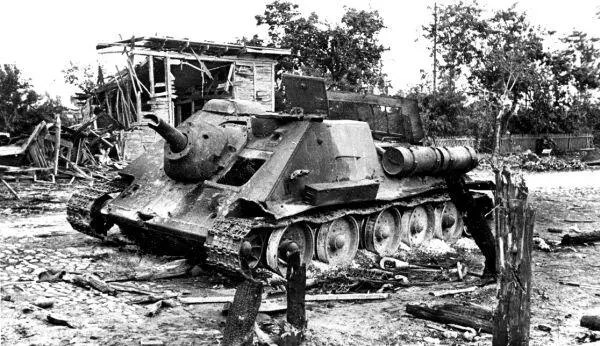Подбитая СУ85 на улице Могилева 1944 г Судя по отсутствию люка - фото 127