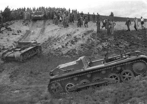 Учебные танки PzI AusfВ во время демонстрационных заездов 1936 год На таких - фото 130