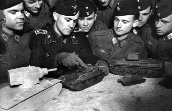 Немецкие танкисты делятся опытом со своими хорватскими коллегами В заключение - фото 135