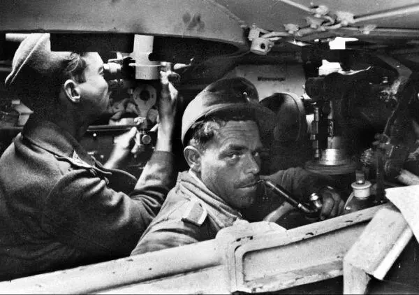 Наводчик справа и командир слева штурмового орудия StuG III на своих - фото 141