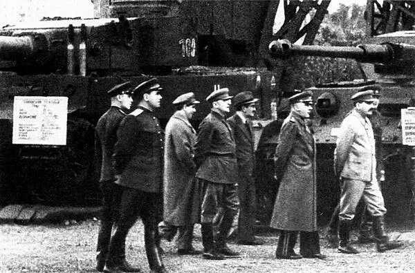 Руководители партии и правительства справа налево И В Сталин К Е - фото 59