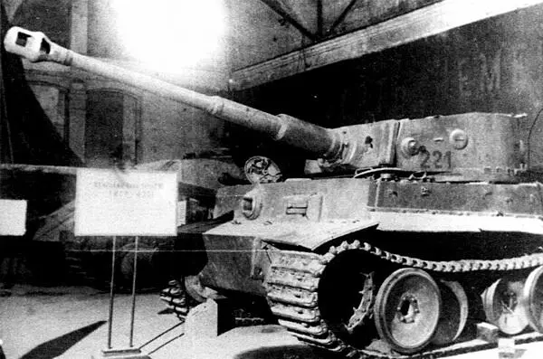 Трофейный Тигр 221 на выставке Героическая оборона Ленинграда лето 1944 - фото 67