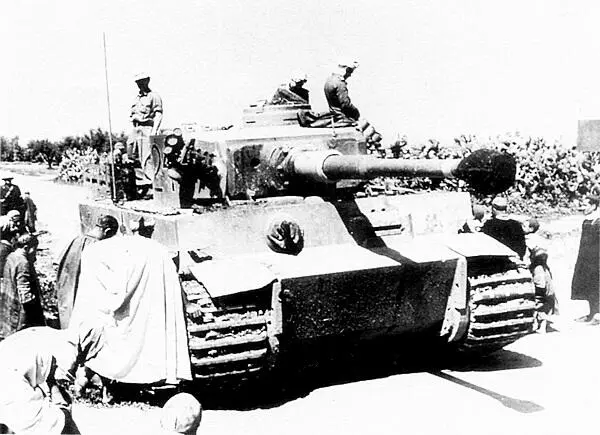 Тунис 1943 год Местное население осматривает один из тигров 501го тяжёлого - фото 69