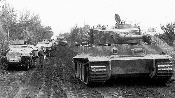 Танки Тигр моторизованной дивизии Великая Германия на марше к передовой - фото 78