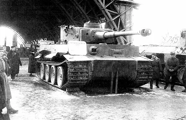 Тигр 100 на выставке трофейной техники в ЦПКиО им Горького Москва март - фото 87