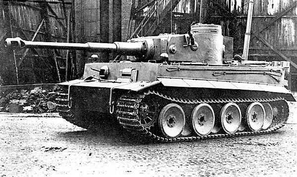 Один из первых серийных тигров на заводском дворе Размещение фар на крыше - фото 88