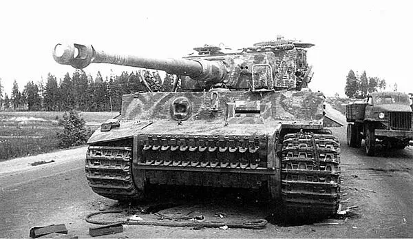 Тигр подбитый частями Красной Армии 3й Белорусский фронт 8 июля 1944 - фото 98