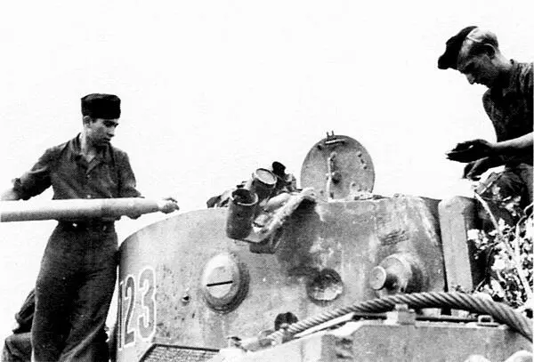 Загрузка боеприпасов в один из танков 503го тяжёлого танкового батальона - фото 115