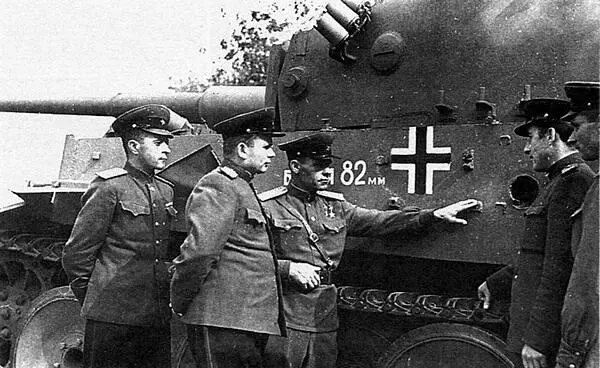 Дважды Герой Советского Союза гвардии полковник И Н Бойко в центре - фото 116