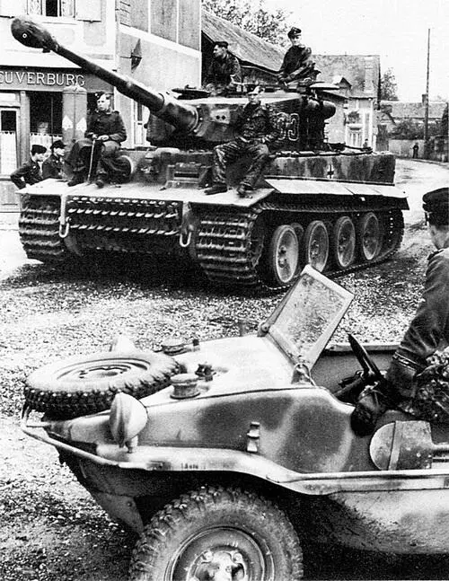 Танки 101го тяжёлого танкового батальона СС на марше к линии фронта в - фото 133
