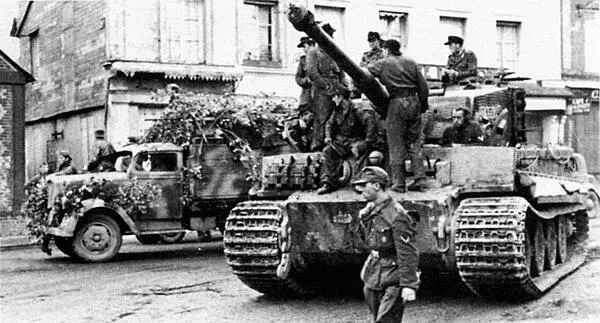 Один из танков 3й роты 503го тяжёлого танкового батальона во время боёв в - фото 135