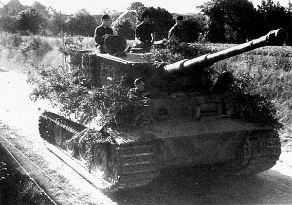 Один из танков 102го тяжёлого танкового батальона СС выдвигается к линии - фото 141