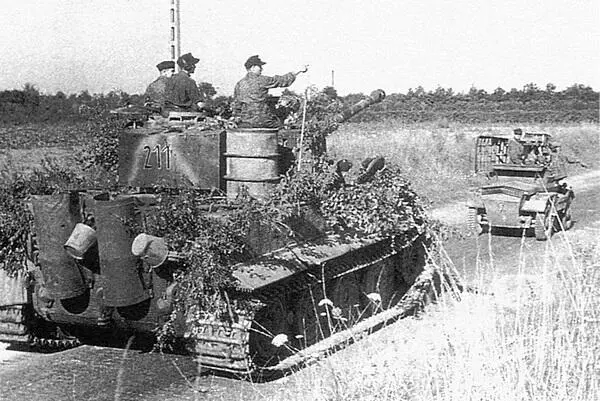 Один из танков 102го тяжёлого танкового батальона СС выдвигается к линии - фото 142