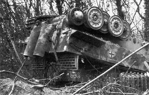 Тяжёлый танк Тигр опрокинутый близким разрывом авиабомбы Авиация союзников - фото 143