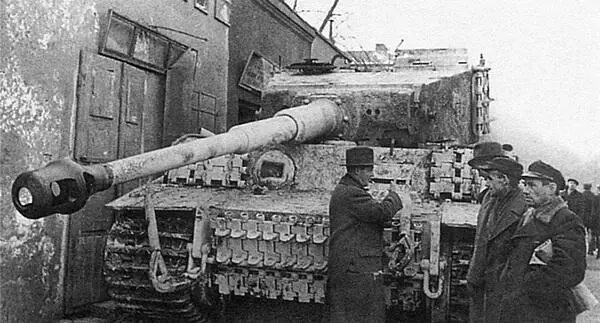 Тигр из состава 501го тяжёлого танкового батальона брошенный немецкими - фото 145