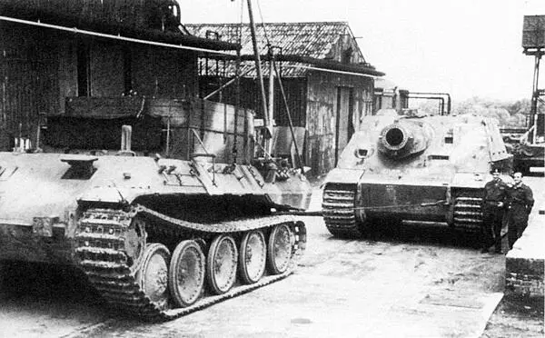 Трофейная БРЭМ Bergepanther буксирует трофейный же Штурмтигр доставленный - фото 187