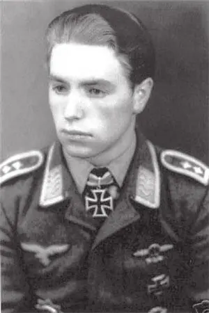 Ханс Крон Родился 11101919 г в Гамбурге В 1941 г Ханс Крон вступил в - фото 282