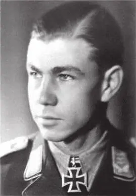 Вальтер Кипфмюллер Родился 03031920 г в Мюнхене После окончания летной - фото 424