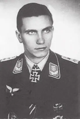 Гюнтер Лёффельбейн Родился 06061919 г Летая на Ju88A оберлейтенант Гюнтер - фото 450